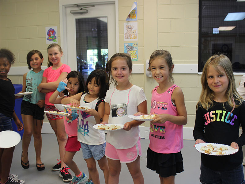 camp-glam-intro Campers getting food